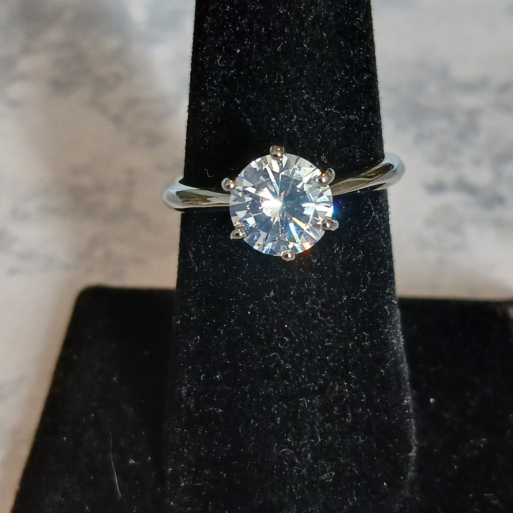 Elegant Silver Ring with Clear Gemstone